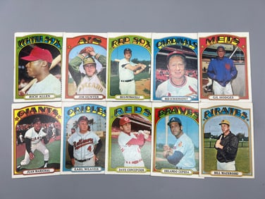 Lot of (10) 1972 Topps Baseball Cards W/ (1) High Number - Varying Conditions - Catfish Hunter, Gil