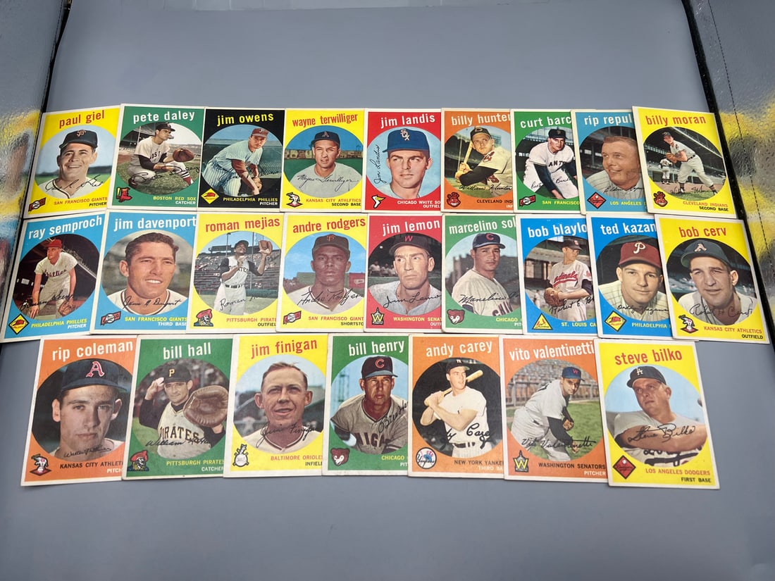 Lot of (25) 1959 Topps Baseball Cards - Varying Conditions (1 of 5)