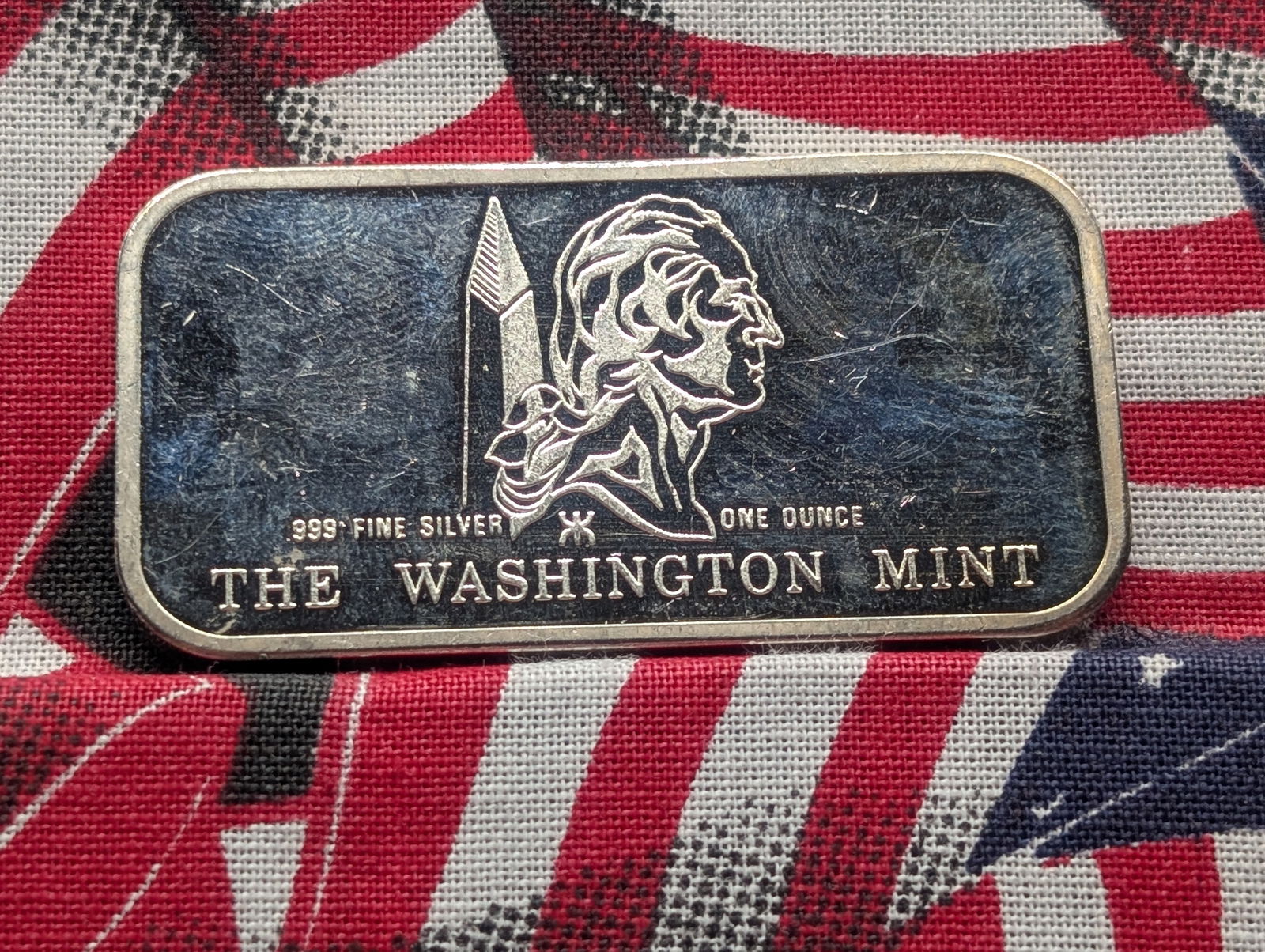 1 Oz. .999 FINE SILVER Washington Mint issue with George Washington & Washington Monument.: 1 Oz. .999 FINE SILVER Washington Mint issue with George Washington & Washington Monument.