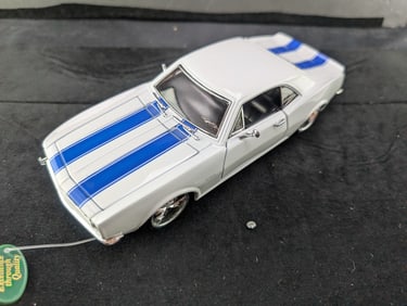1967 Camero 1/24 Scale in Display Case, by Sunnyside Limited, side mirror broken off