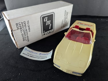 Ertl AMT America Corvette Convertible Artic White/red Interior