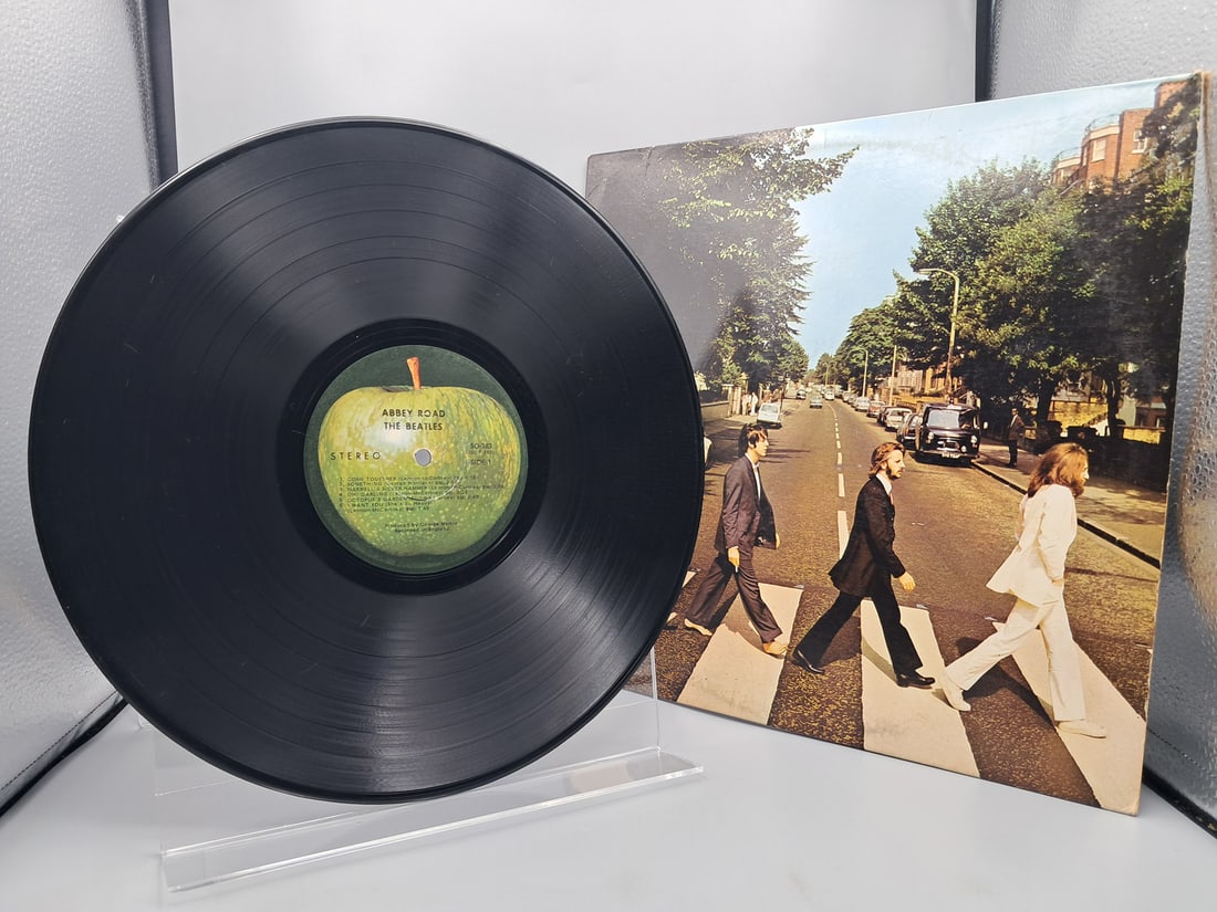 1969 The Beatles Abbey Road Vinyl Album - SO-383: 1969 The Beatles Abbey Road Vinyl Album - SO-383 - Records have not been tested by the auction house for play quality. All items are sold as is.