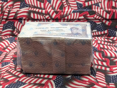 1967 CRISP UNC Bank of Mozambique 500 Escudos - Brick of 1000 Currency Notes - Bank Wrapped