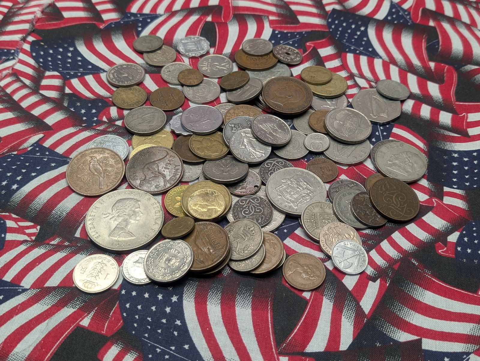 Bag of 1.1 Lbs. of Various Vintage & Modern World Coins: Bag of 1.1 Lbs. of Various Vintage & Modern World Coins