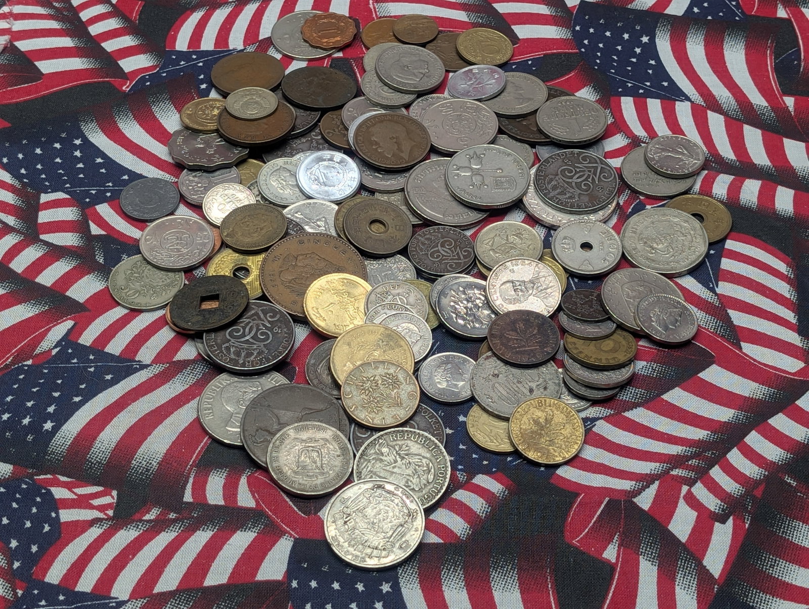 Bag of 1.1 Lbs. of Various Vintage & Modern World Coins: Bag of 1.1 Lbs. of Various Vintage & Modern World Coins