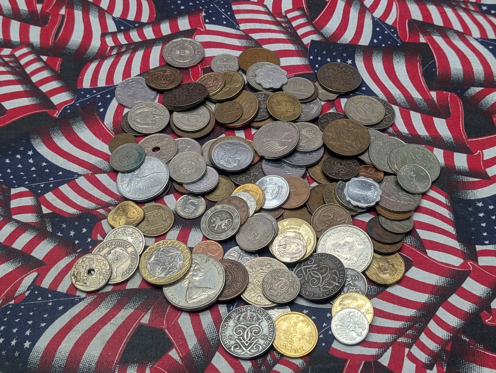 Bag of 1.1 Lbs. of Various Vintage & Modern World Coins: Bag of 1.1 Lbs. of Various Vintage & Modern World Coins