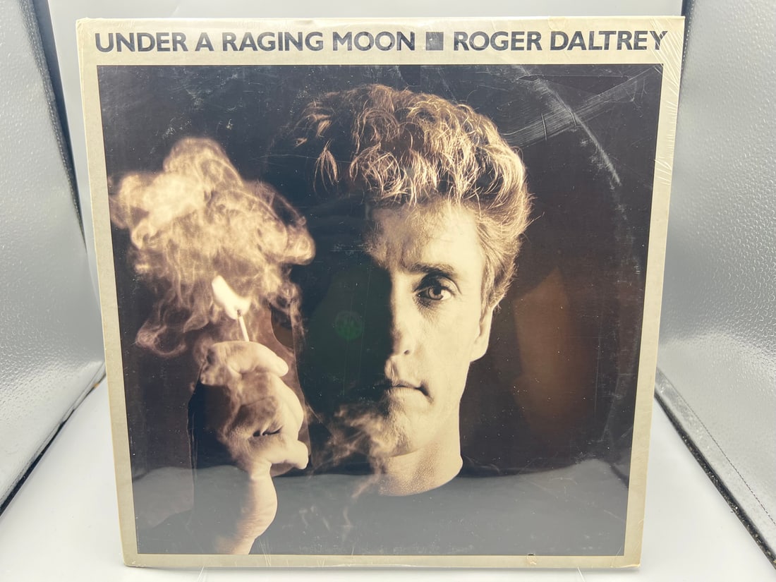 SEALED - Roger Daltrey: Under A Raging Moon (1985), Club Edition: SEALED - Roger Daltrey: Under A Raging Moon (1985), Club Edition - Records are untested by auction house for play quality. All items are sold as is.