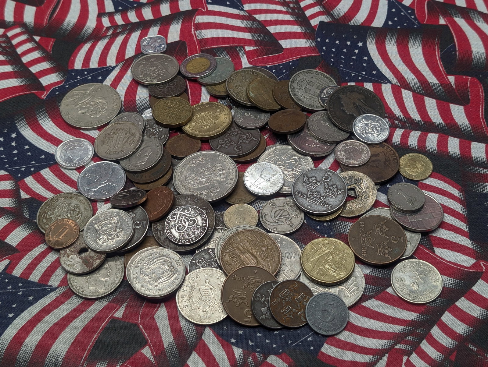 Bag of 1.1 Lbs. of Various Vintage & Modern World Coins: Bag of 1.1 Lbs. of Various Vintage & Modern World Coins