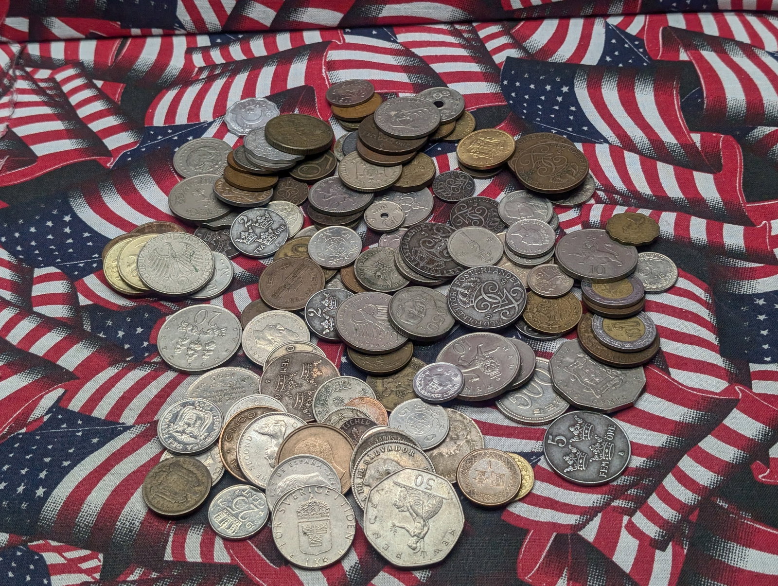 Bag of 1.4 Lbs. of Various Vintage & Modern World Coins: Bag of 1.4 Lbs. of Various Vintage & Modern World Coins