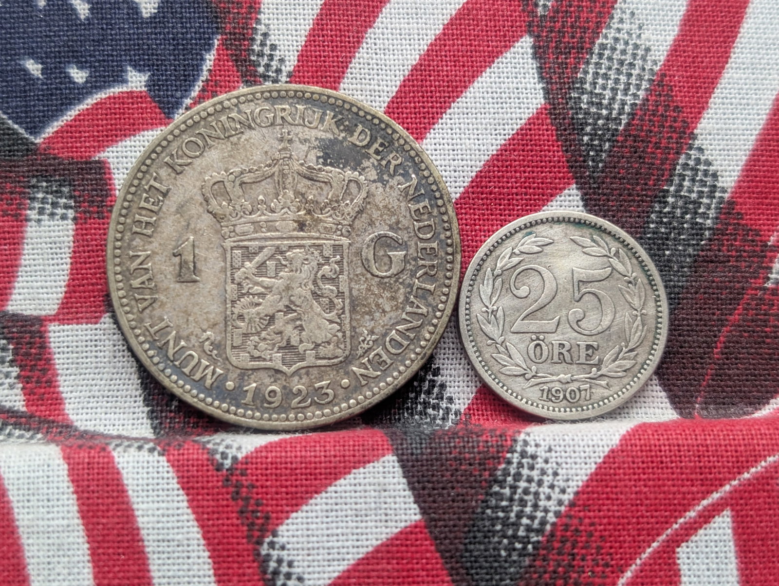 1923 Netherlands 1 Silver Gulden *VF* & 1907 Sweden 25 Silver Ore (2 PCS): 1923 Netherlands 1 Silver Gulden *VF* & 1907 Sweden 25 Silver Ore (2 PCS)