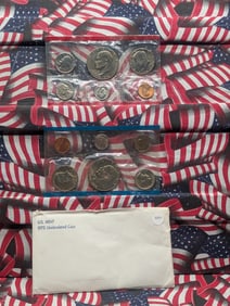1975 P&D U.S. Mint Uncirculated Coin Set In OGP, 12 Coin Set includes the Ike dollars