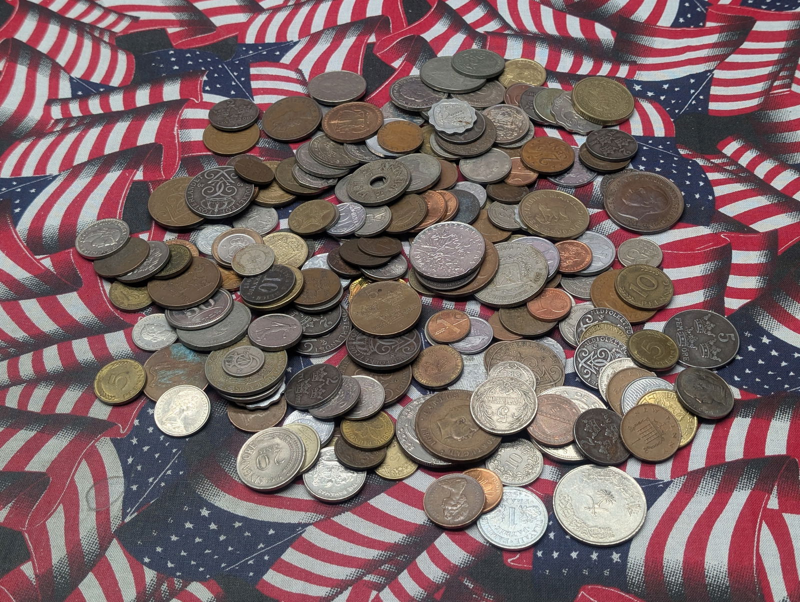 Bag of 1.12 Lbs. of Various Vintage & Modern World Coins: Bag of 1.12 Lbs. of Various Vintage & Modern World Coins