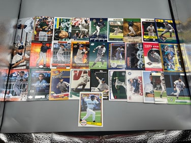 Lot of (30) Ichiro Suzuki Baseball Cards