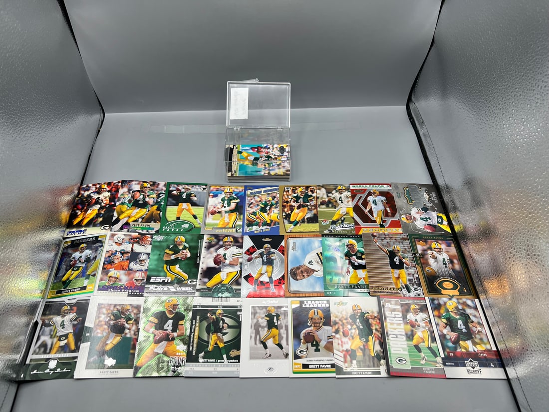 Lot of (40) Brett Favre Football Cards: Lot of (40) Brett Favre Football Cards