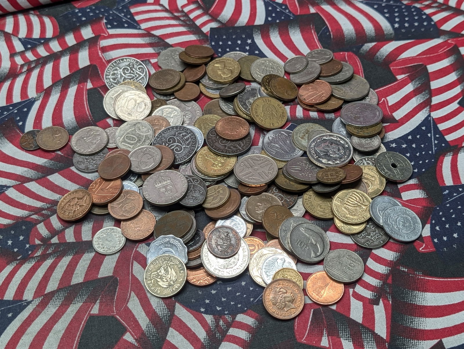 Bag of 1.4 Lbs. of Various Vintage & Modern World Coins: Bag of 1.4 Lbs. of Various Vintage & Modern World Coins