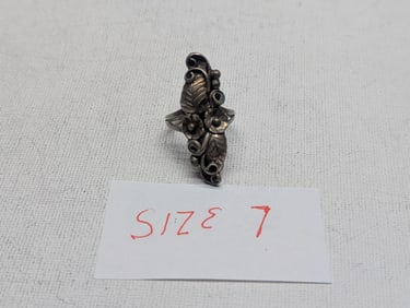 Woman's Floral Design Sterling Silver Size 7 Ring. Weighs 0.15 Toz (4.6 Grams).