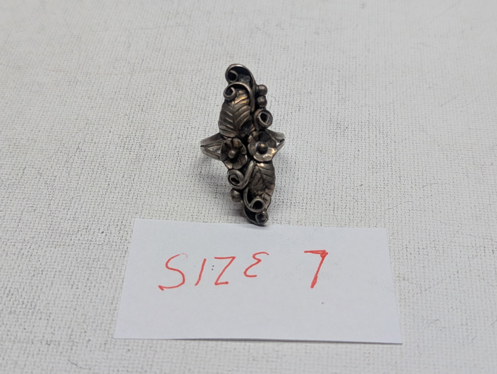 Woman's Floral Design Sterling Silver Size 7 Ring. Weighs 0.15 Toz (4.6 Grams).: Woman's Floral Design Sterling Silver Size 7 Ring. Weighs 0.15 Toz (4.6 Grams).