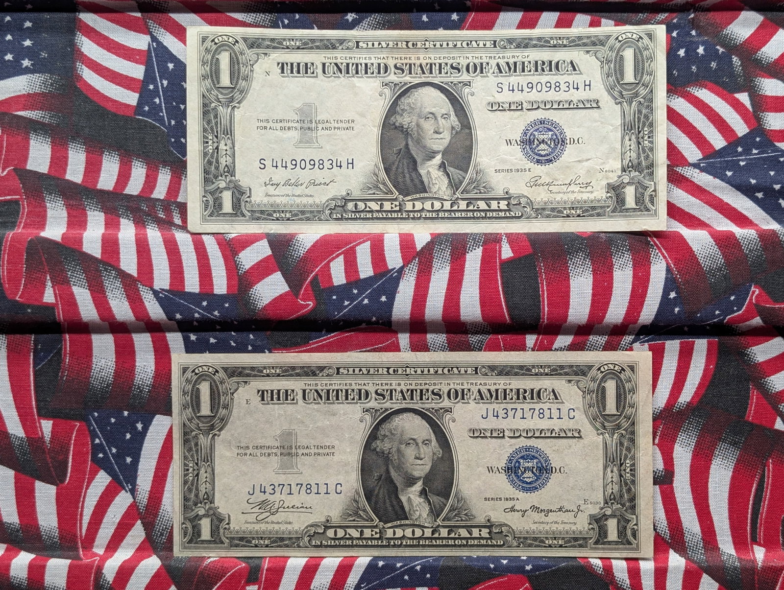(2) Nice Crisp One Dollar Silver Certs 1935-A, 1935-E Off Center: (2) Nice Crisp One Dollar Silver Certs 1935-A, 1935-E Off Center