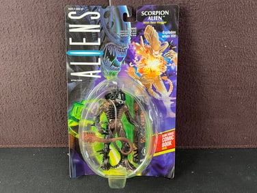 1992 Kenner Aliens Scorpion Alien with Face Hugger - On card
