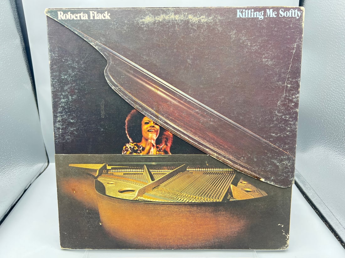1973 Roberta Flack Killing Me Softly Vinyl Album - SD 7271: 1973 Roberta Flack Killing Me Softly Vinyl Album - SD 7271 - Records are untested by the auction house for play quality. All items are sold as is.