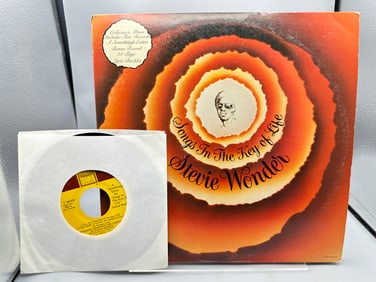 Stevie Wonder: Songs In The Key Of Life (1976), 2 LPs, gatefold, includes: 24-page lyric booklet,