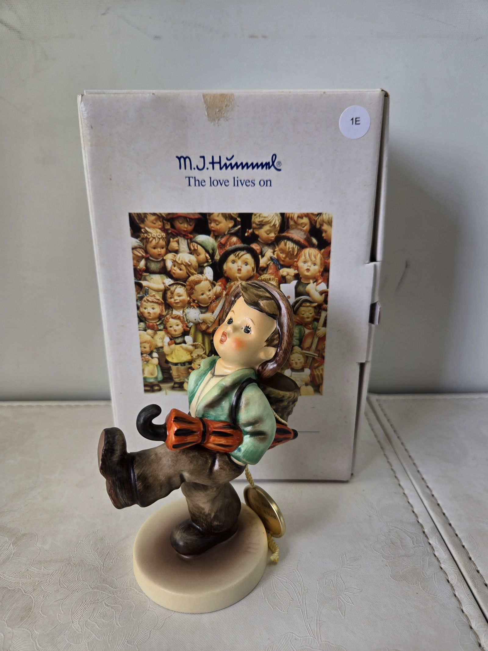 1991 M.J. Hummel Goebel "Globe Trotter" #926 / #79 Final Issue Figurine: This lot features a 1991 M.J. Hummel Goebel "Globe Trotter" ceramic figurine, also known by its German title "Hinaus in die Ferne" and often identified as Hummel #926 or #79. The figurine depicts a yo