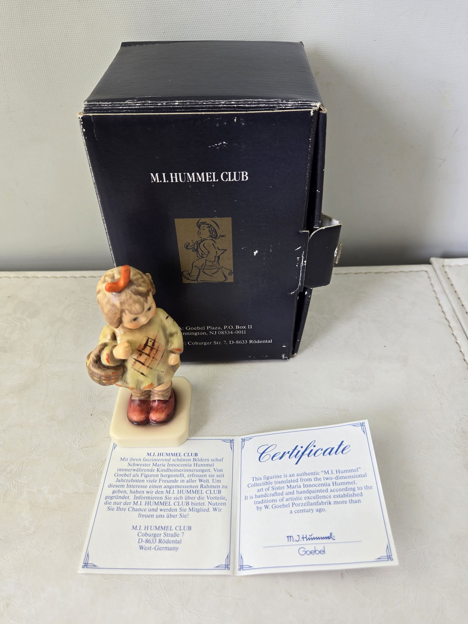 1991 Goebel M.I. Hummel Club "I Brought You a Gift" Figurine Hum 479: This is an authentic Goebel M.I. Hummel Club "I Brought You a Gift" porcelain figurine, cataloged as Hum 479. Based on the art of Sister Maria Innocentia Hummel, this handpainted figurine depicts a ch