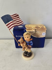 1998 Goebel M.J. Hummel "Mein Maskottchen A Salute To The USA" Special Edition Figurine #2074/A