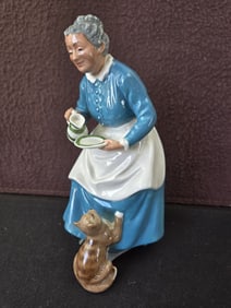 1959 Royal Doulton 'The Favourite' HN2249 Figurine