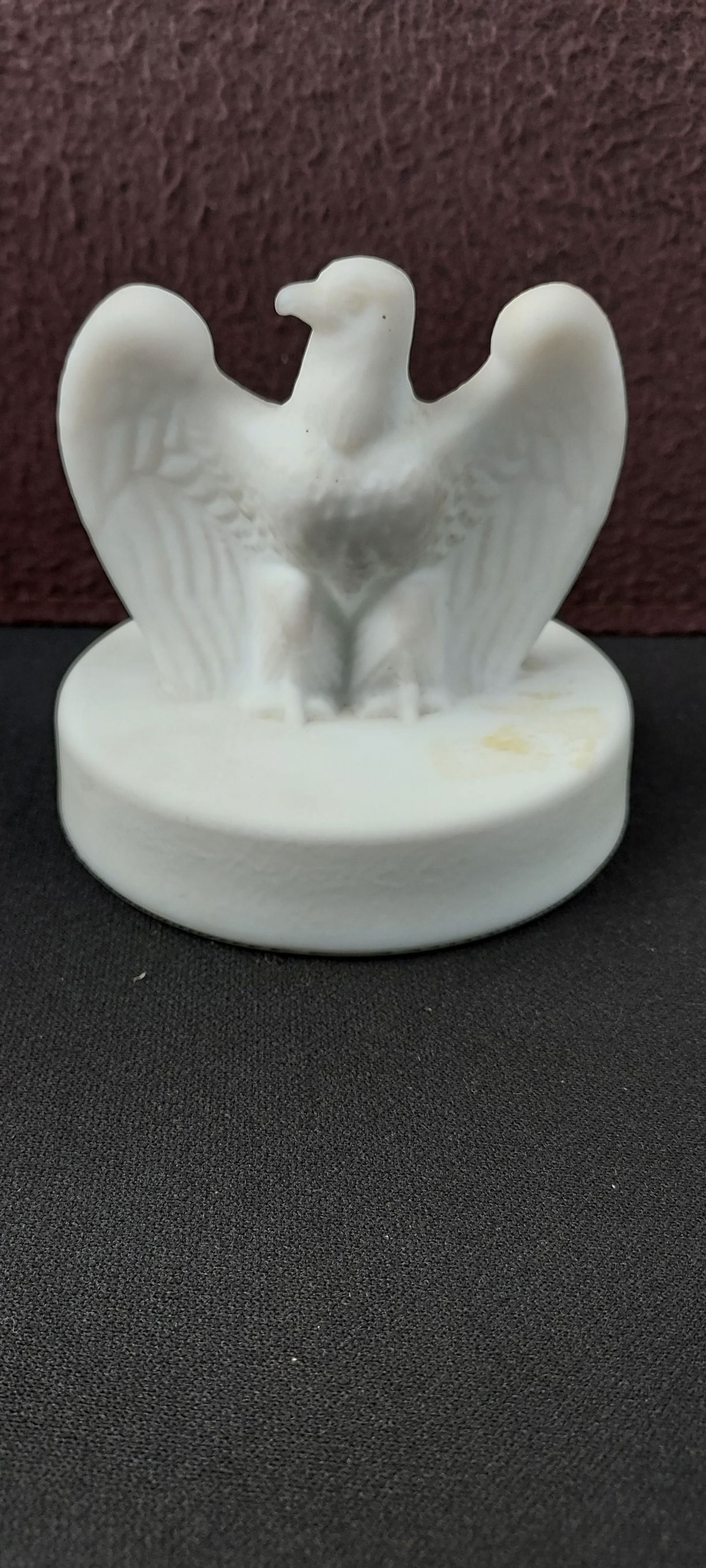 1976 Fenton American Bicentennial White Milk Glass Eagle Paperweight (1 of 6)