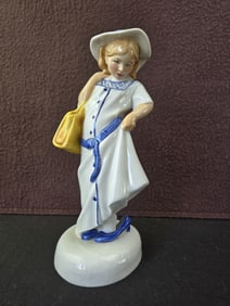 1981 Royal Doulton 'Childhood Days' Series 'Dressing Up' Porcelain Figurine H 2951