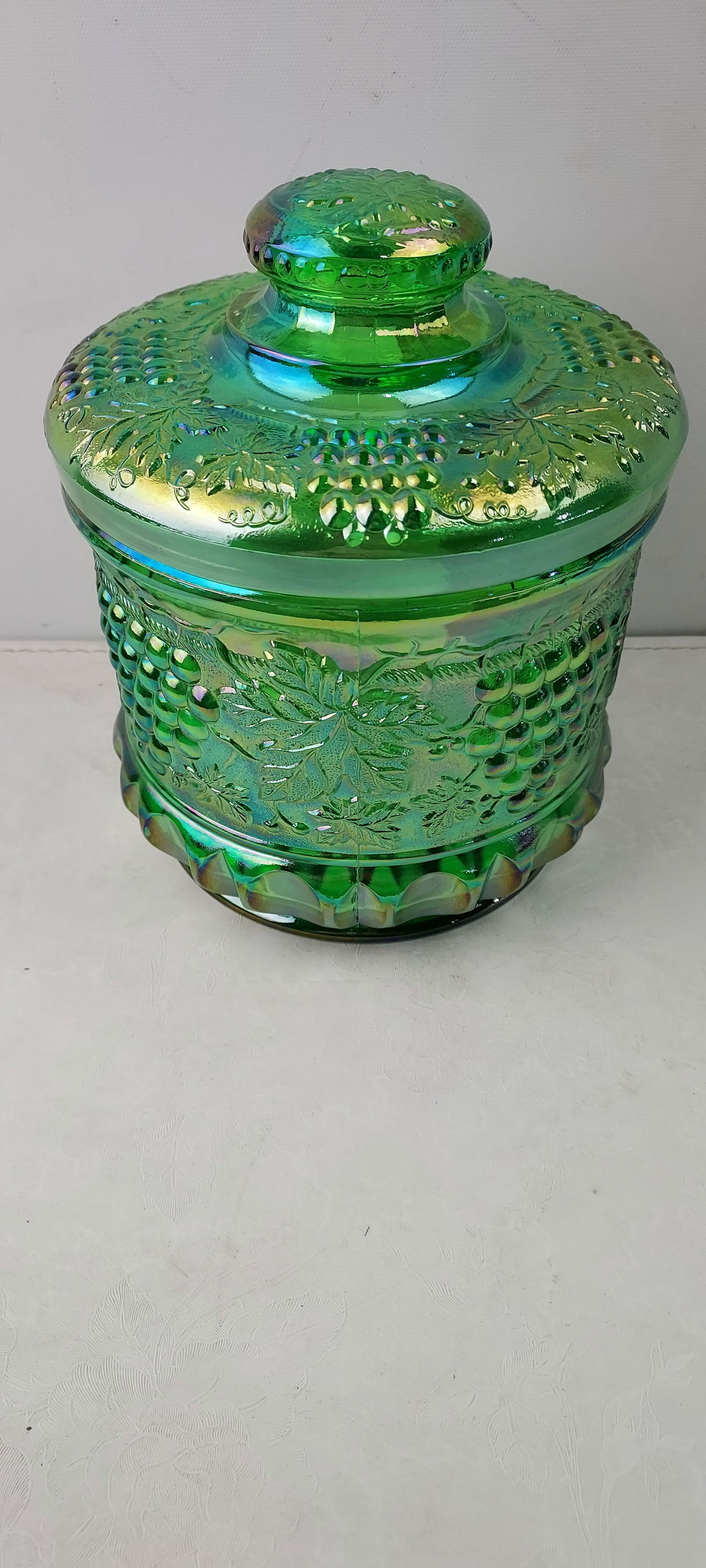 Fenton Green Carnival Glass Grape & Cable Tobacco Jar (1 of 10)