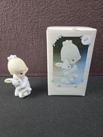 1982 Precious Moments Enesco Imports 'JESUS LOVE ME' E-9279 Figurine with Original Box