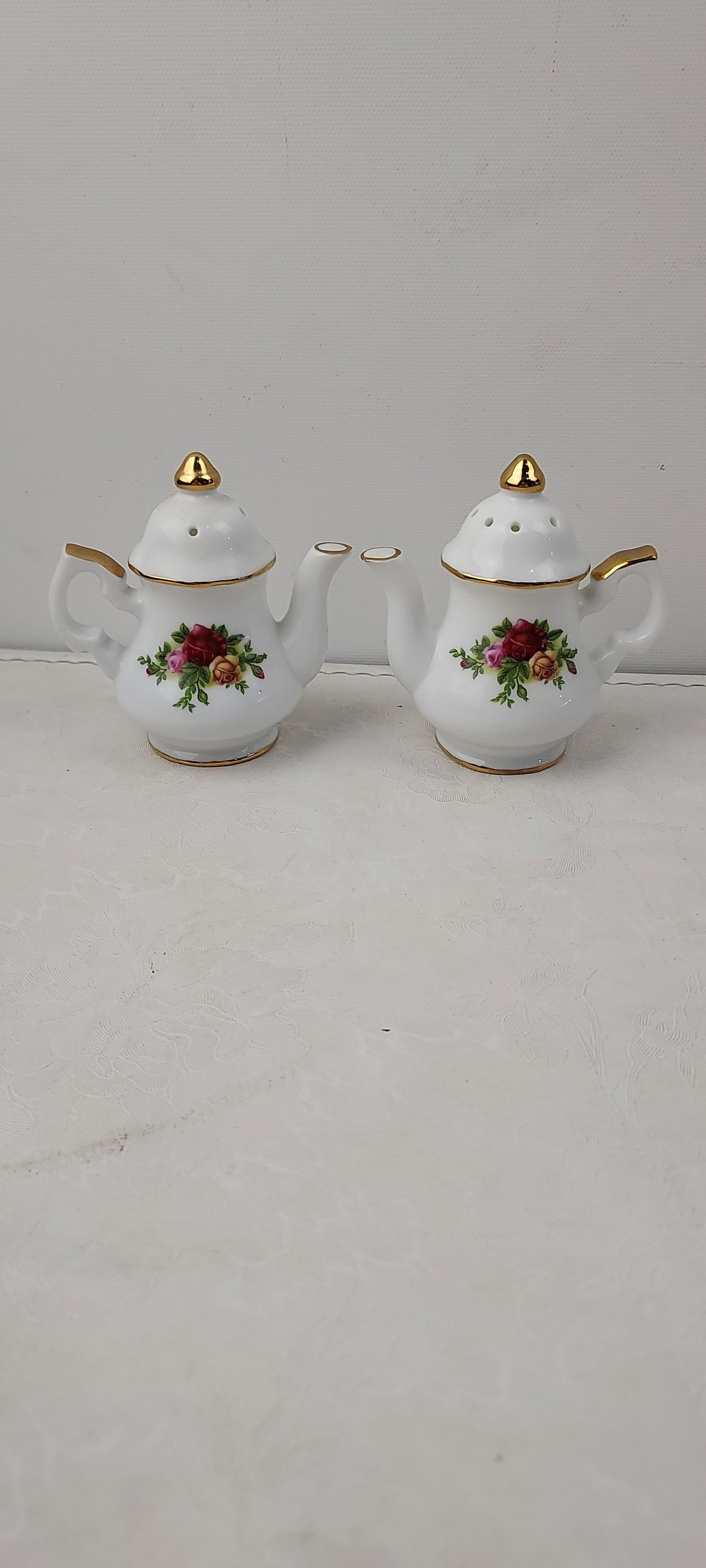 A Pair of Royal Albert Old Country Roses Teapot Shaped Salt and Pepper Shakers (1 of 3)
