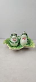 Fitz and Floyd Classics Anthropomorphic Frog Salt and Pepper Shaker Set with Leaf Dish