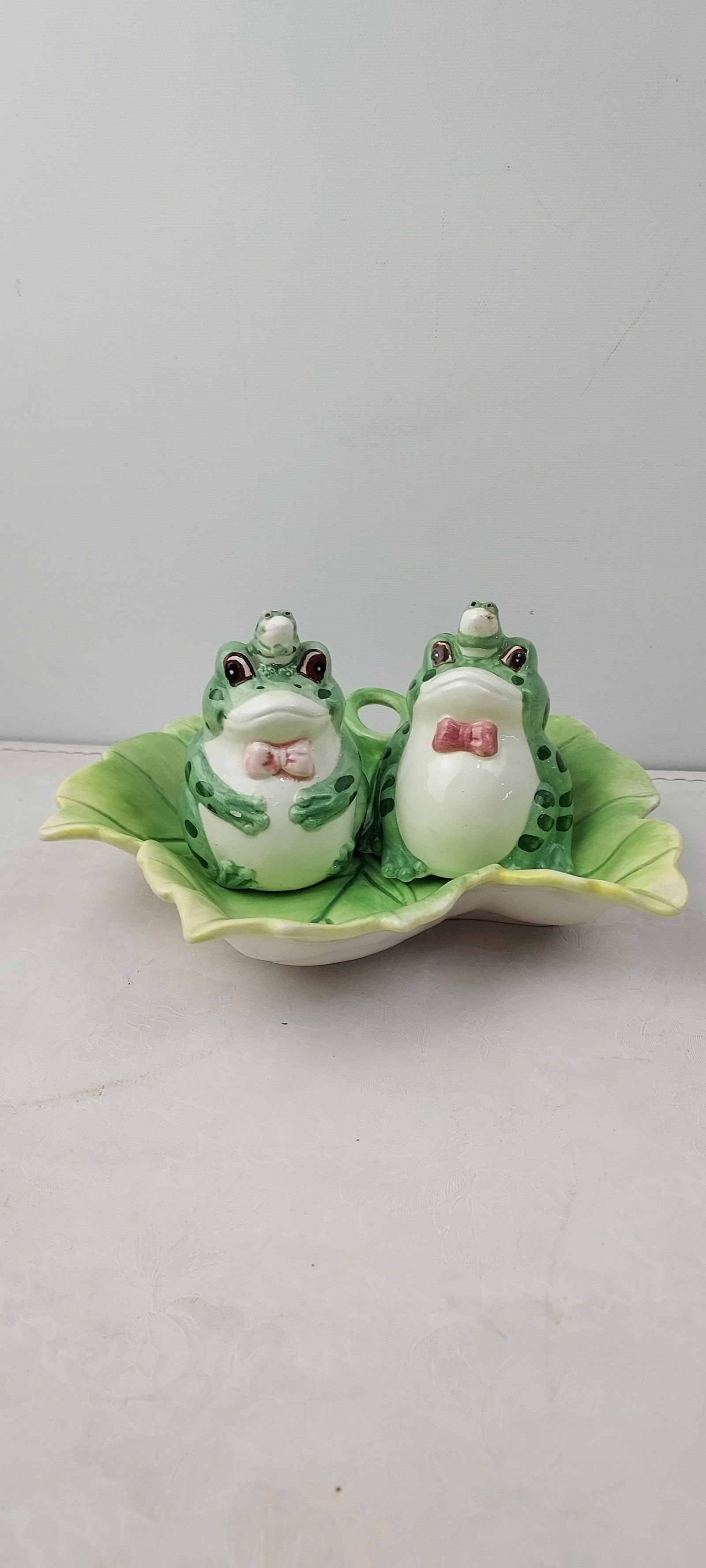 Fitz and Floyd Classics Anthropomorphic Frog Salt and Pepper Shaker Set with Leaf Dish (1 of 4)