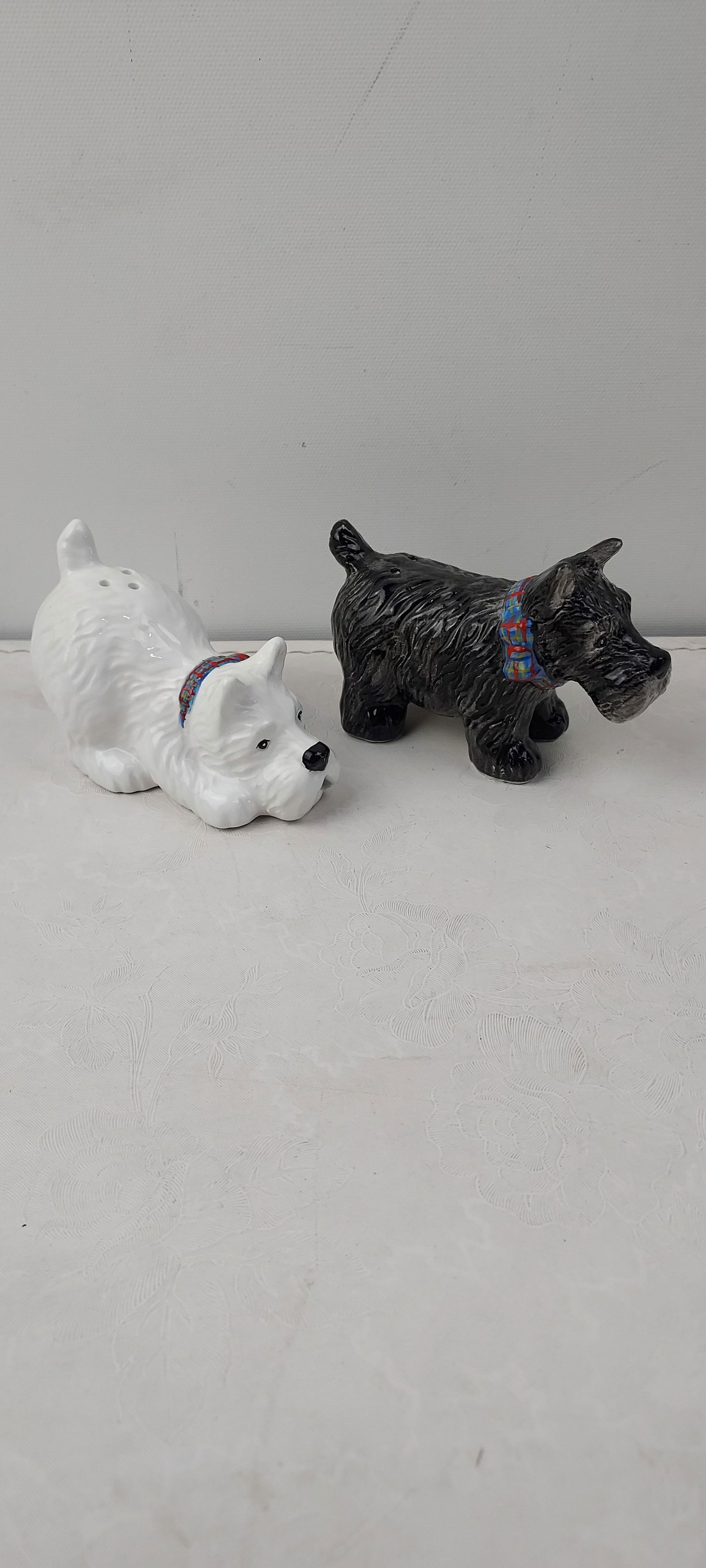 A Pair of Ceramic Scottish Terrier Dog Salt and Pepper Shakers, Made in China (1 of 5)