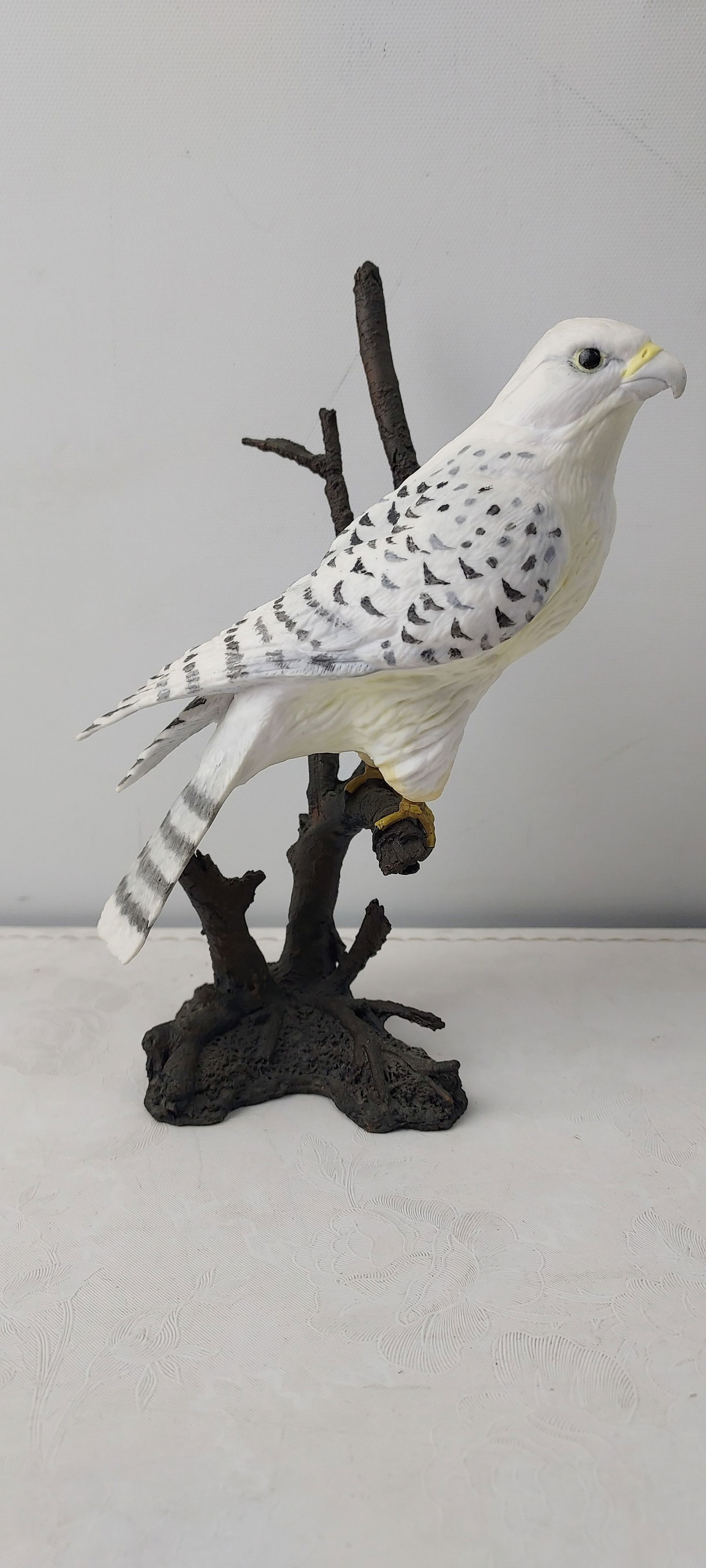 1985 Royal Worcester 'Birds of Prey' Gyrfalcon Figurine, Edition 494/9500: This exquisite Royal Worcester figurine, part of the esteemed 'Birds of Prey' series, depicts a majestic Gyrfalcon. Crafted in 1985, the piece is individually numbered 494 from a limited edition of 95