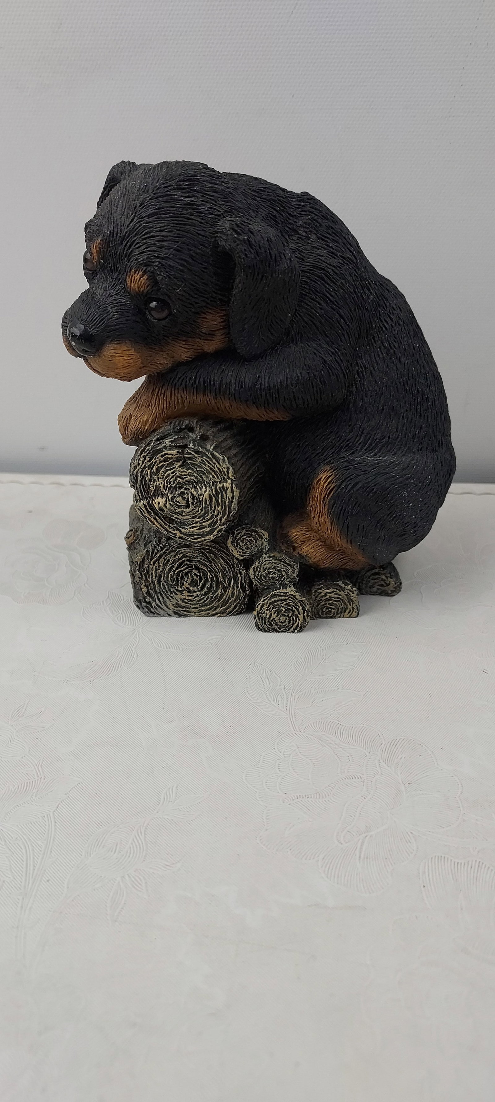 1995 Livinliving Stone, Inc. Rottweiler Puppy ROTTWEILER ON LOGS PUP Figurine: This is a 1995 Livinliving Stone, Inc. 'ROTTWEILER ON LOGS PUP' collectible figurine. Manufactured in China by a division of The Encore Group, Inc., this hand-painted resin or composite figurine depic