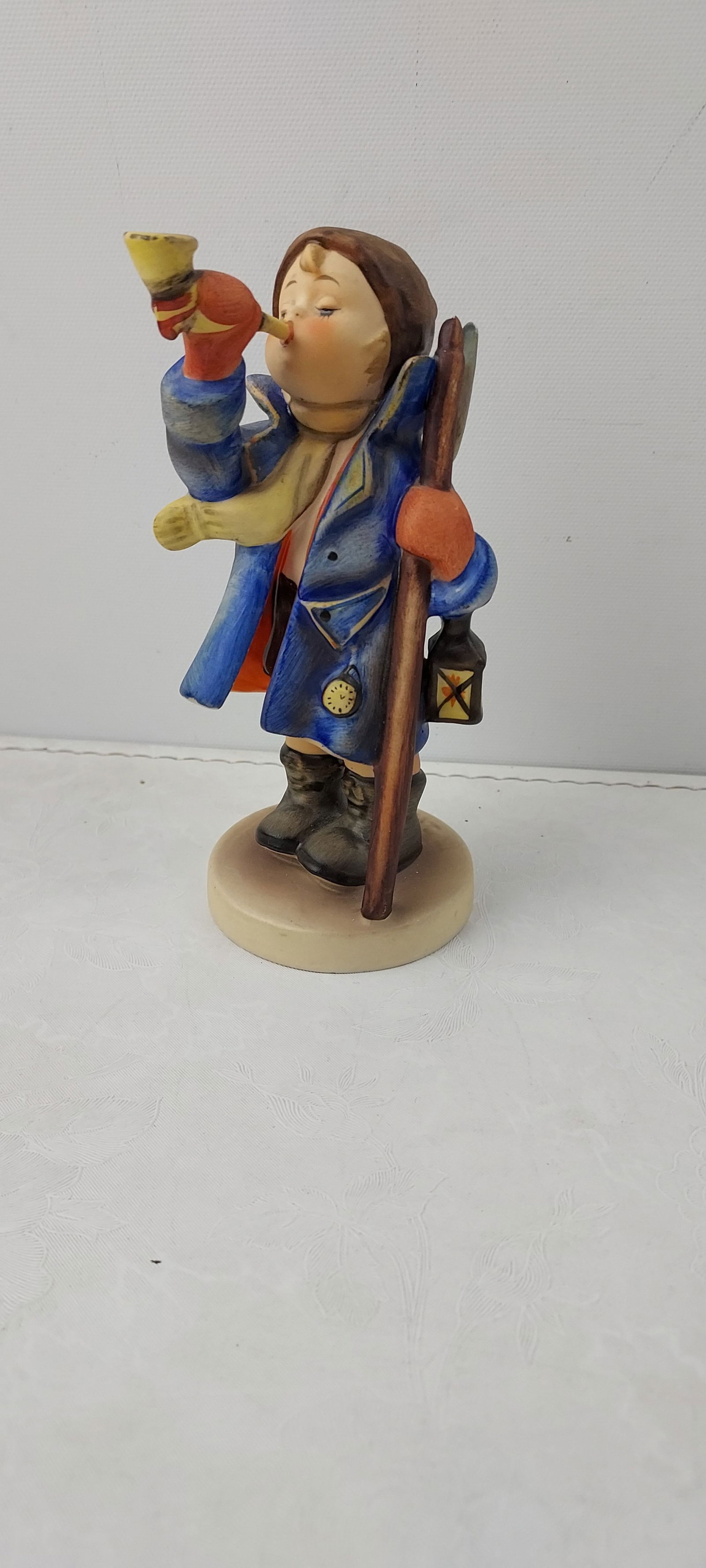 Goebel Hummel Hear Ye, Hear Ye Figurine #15/0 (TMK-5) W. Germany: This is an authentic Goebel Hummel 'Hear Ye, Hear Ye' Figurine, Hummel #15/0, featuring the TMK-5 (Stylized Bee/V-over-G) mark. This hand-painted ceramic figurine depicts a charming child-like figure,
