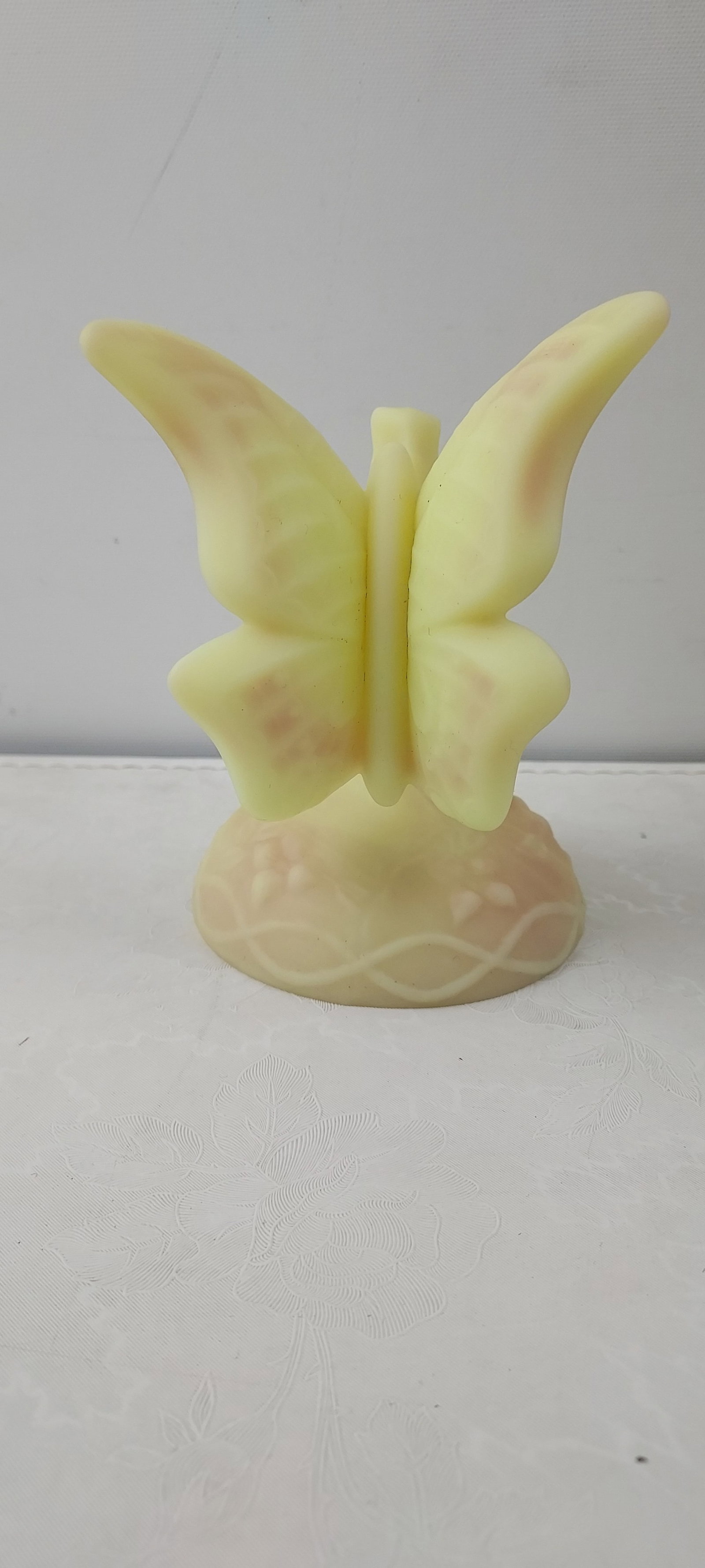 Vintage Fenton Uranium Custard Satin Glass Butterfly Ring Holder (1 of 5)