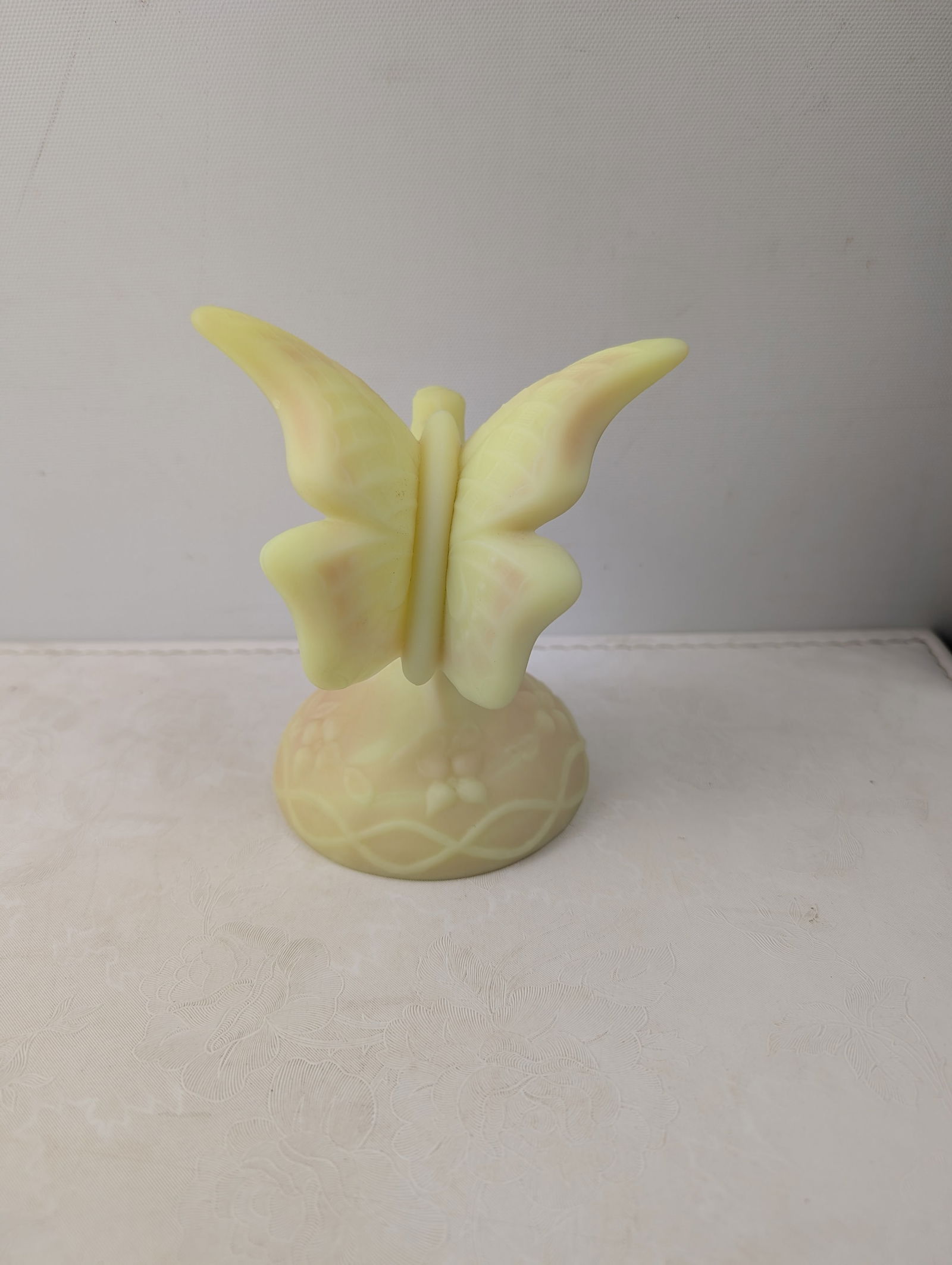 Fenton Uranium Custard Satin Glass Butterfly Ring Holder (1 of 11)