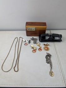 A Lot of Personal Accessories and Jewelry, including a Gold Toned Rope Chain Necklace