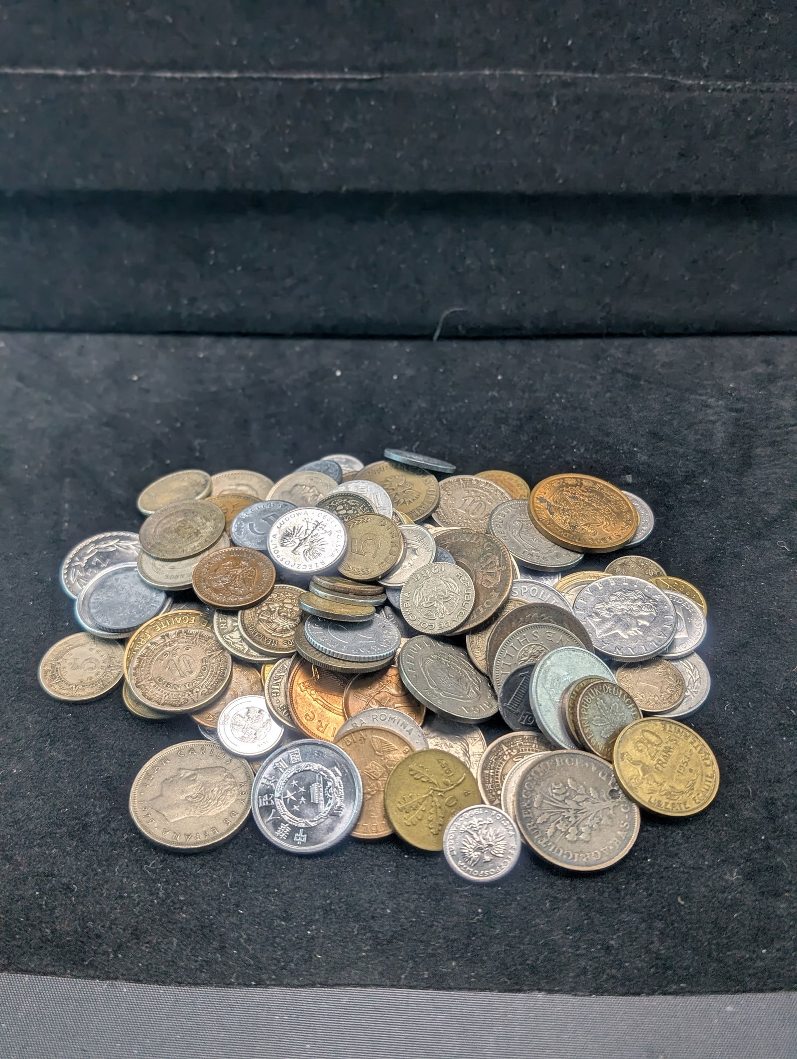 One Pound Mixed Foreign Coins. (1 of 4)