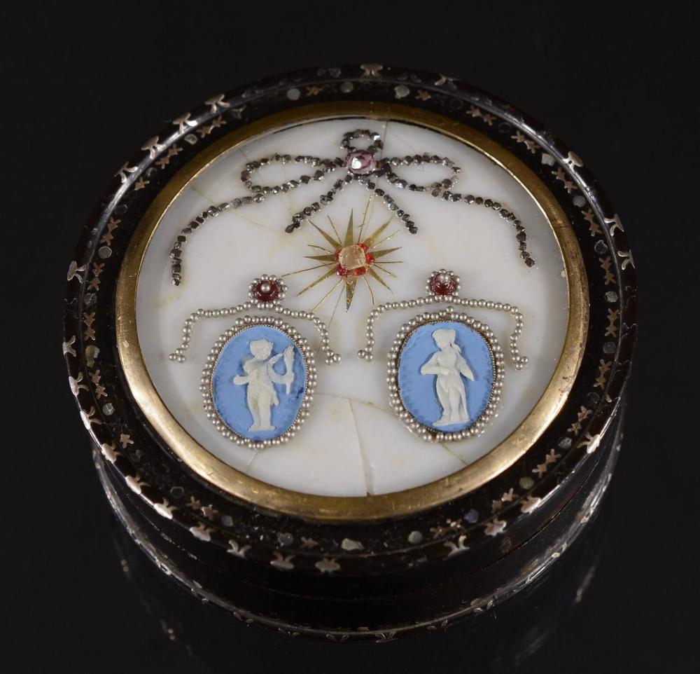 ŽELVOVINOVÁ DÓZA: Francie, 19. stol. Kruhová dóza s odnímatelným víkem, soustružená ze želvoviny, intarzovaná perletí a kovem (technika Piqué work), víko opat