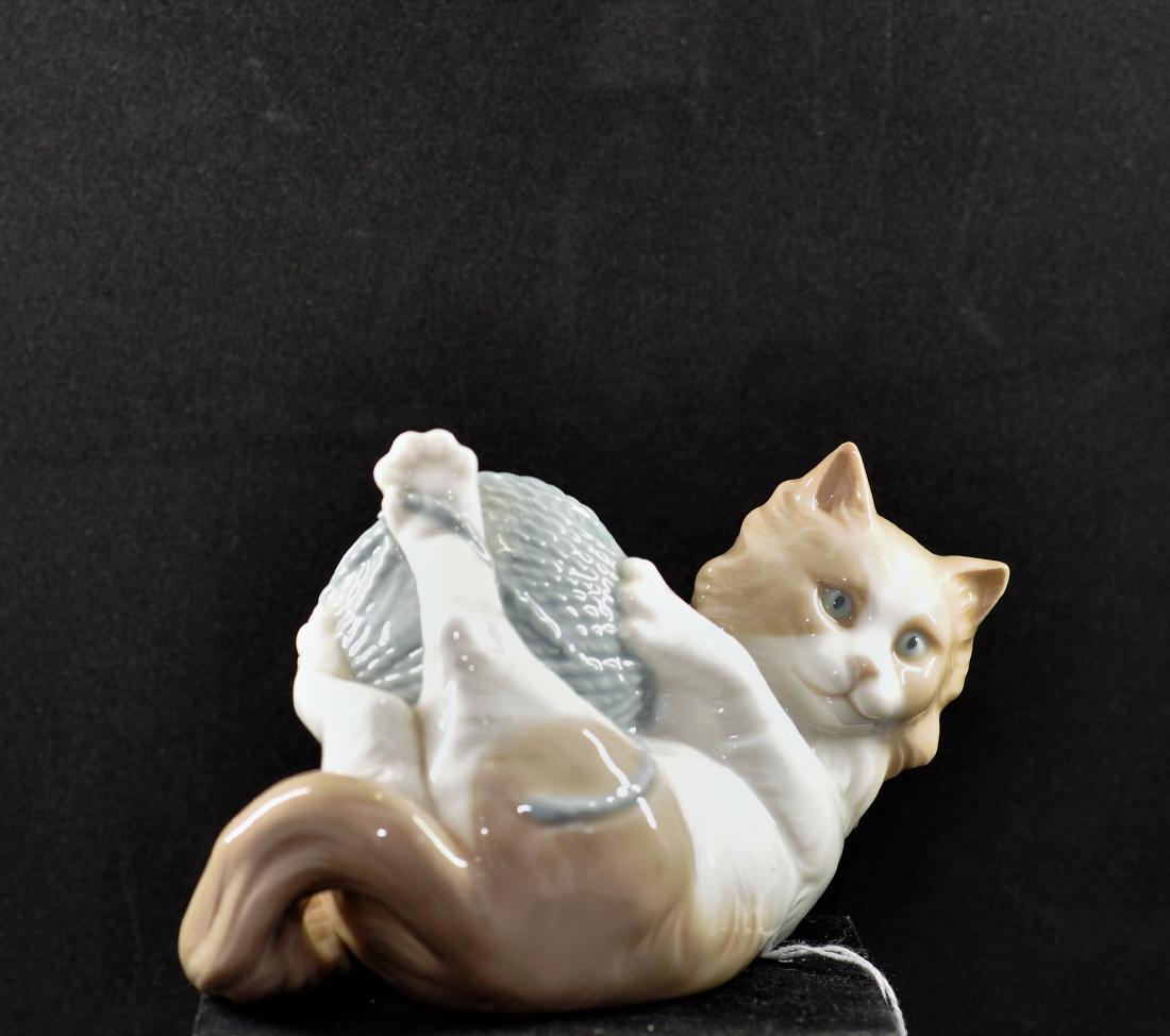 NAO CAT WITH BALL OF WOOL FIGURINE, UNBOXED (1): NAO CAT WITH BALL OF WOOL FIGURINE, UNBOXED (1)