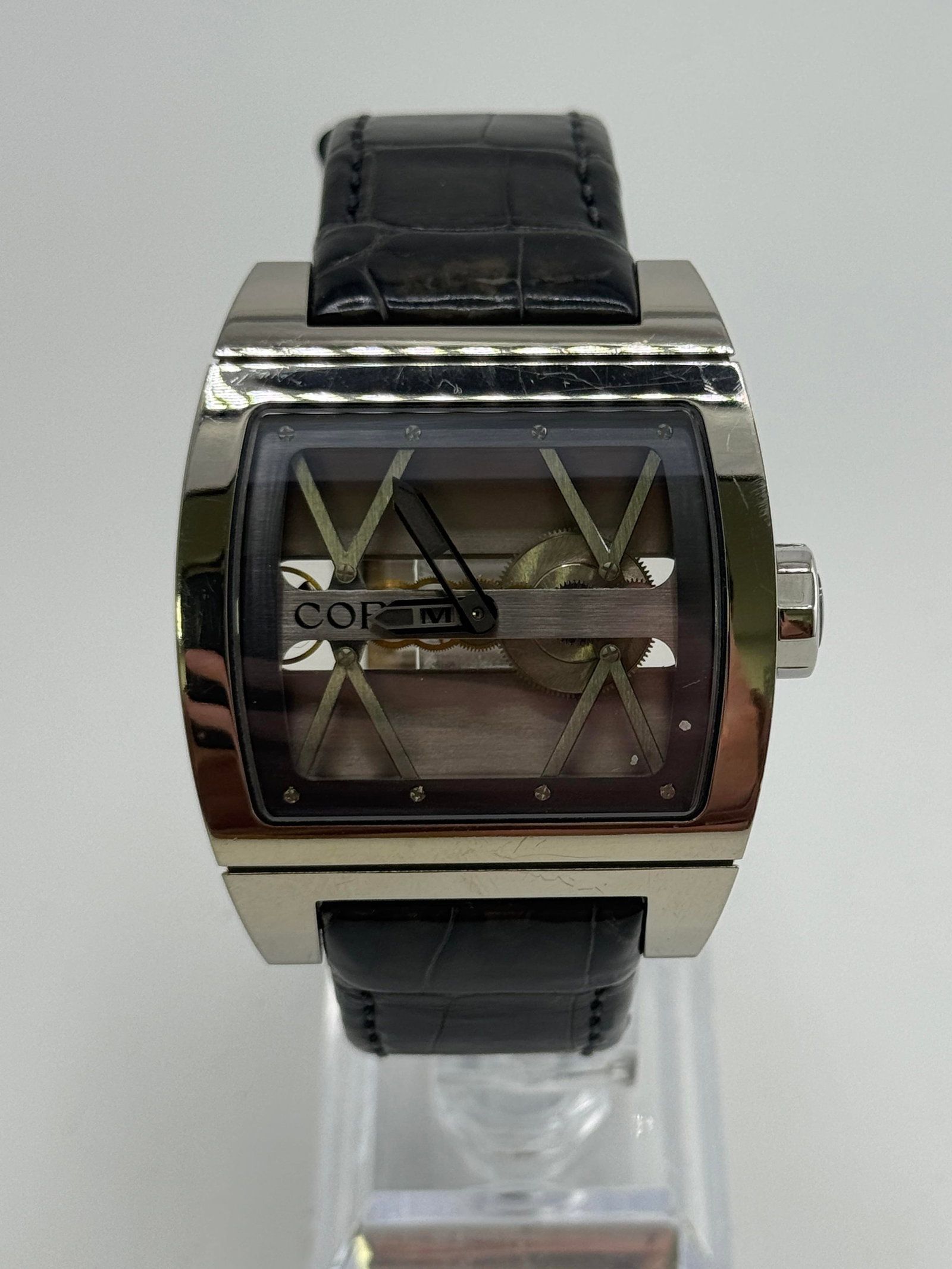 Corum Bridge Titanium 05.0040: Corum Bridge Titanium 05.0040, with box and papers, working at the time of catalogue The working order, accuracy or any implied water resistance of any lots sold is not guaranteed. For more