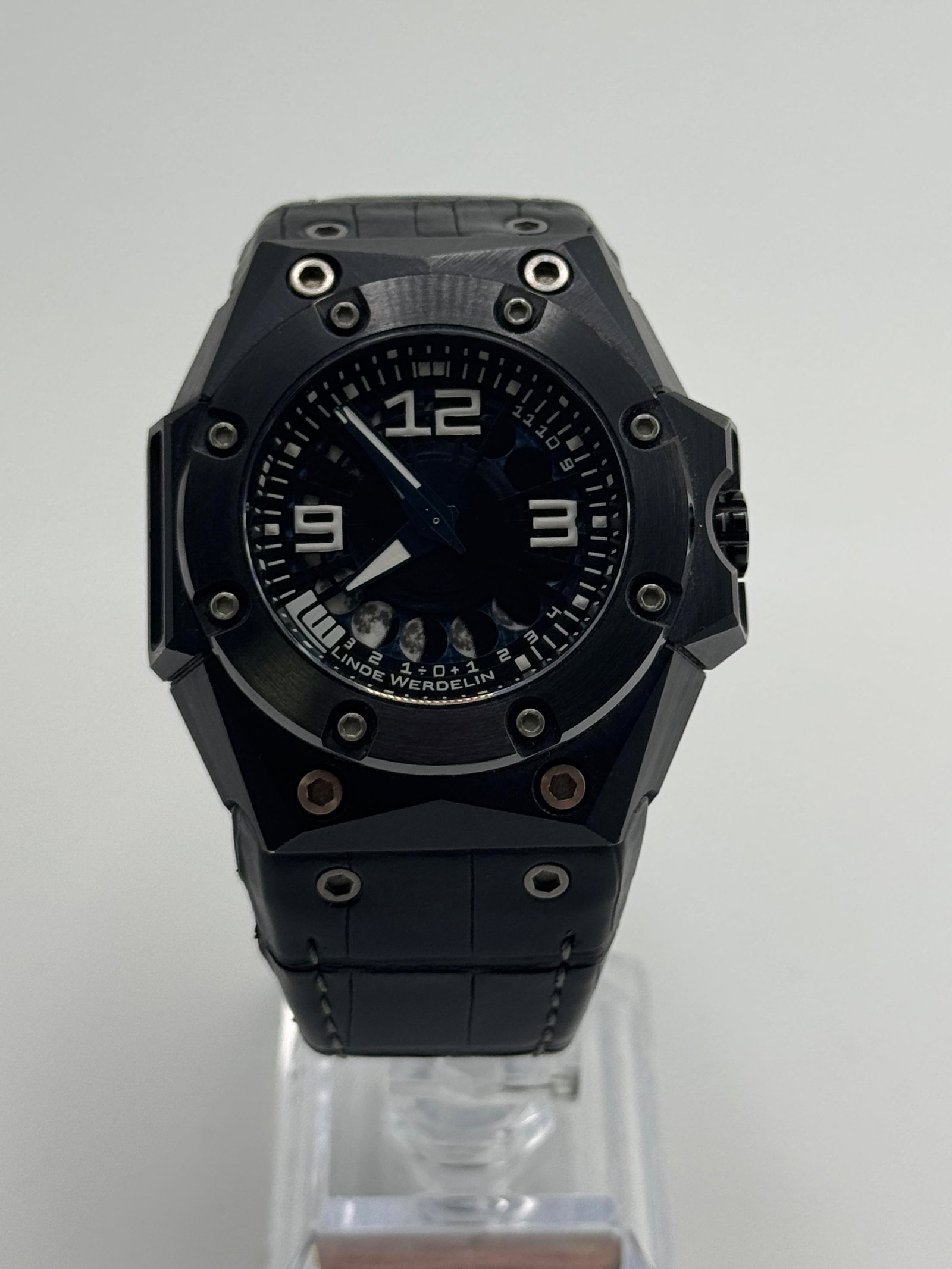 Linde Werdelin Oktopus II Moon Watch: Linde Werdelin Oktopus II Moon Watch, sold with Box, working at the time of catalogue The working order, accuracy or any implied water resistance of any lots sold is not guaranteed. For more