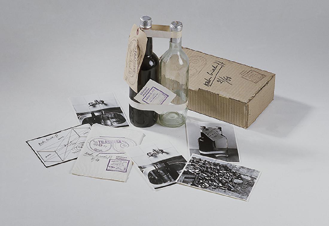 NACHO CRIADO - “Trasvase”. 1977: NACHO CRIADO Mengibar, Jaén 1943-Madrid 2010 “Trasvase”. 1977 Bottles, insulating tape, rope, paper and envelope with 5 photos, in its original box. Signed and dated in the box and the envelope.
