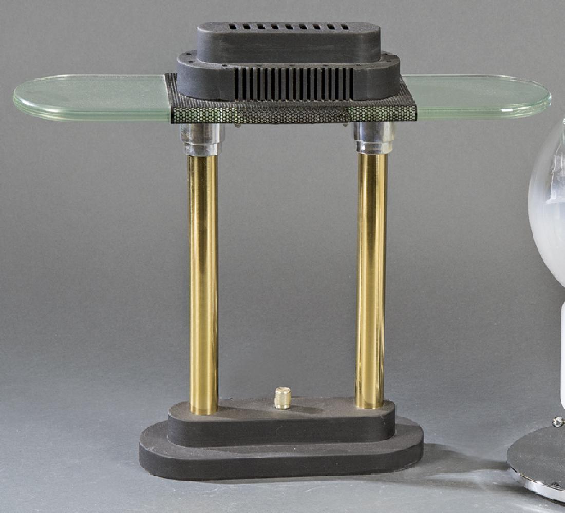 Robert Sonneman table lamp, 1980s: Robert Sonneman table lamp, 1980s Metal base and diffuser on glass. Measurements: 40 x 10 x 25 cm